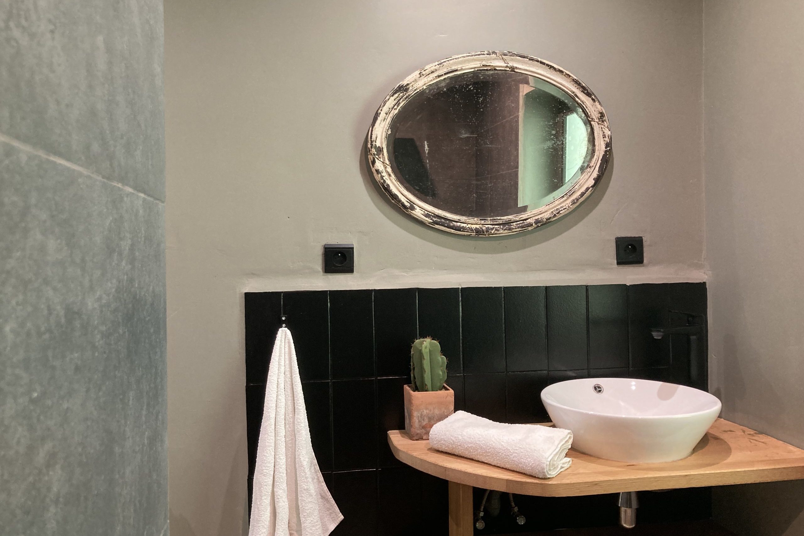 Salle de douche PMR lavabo