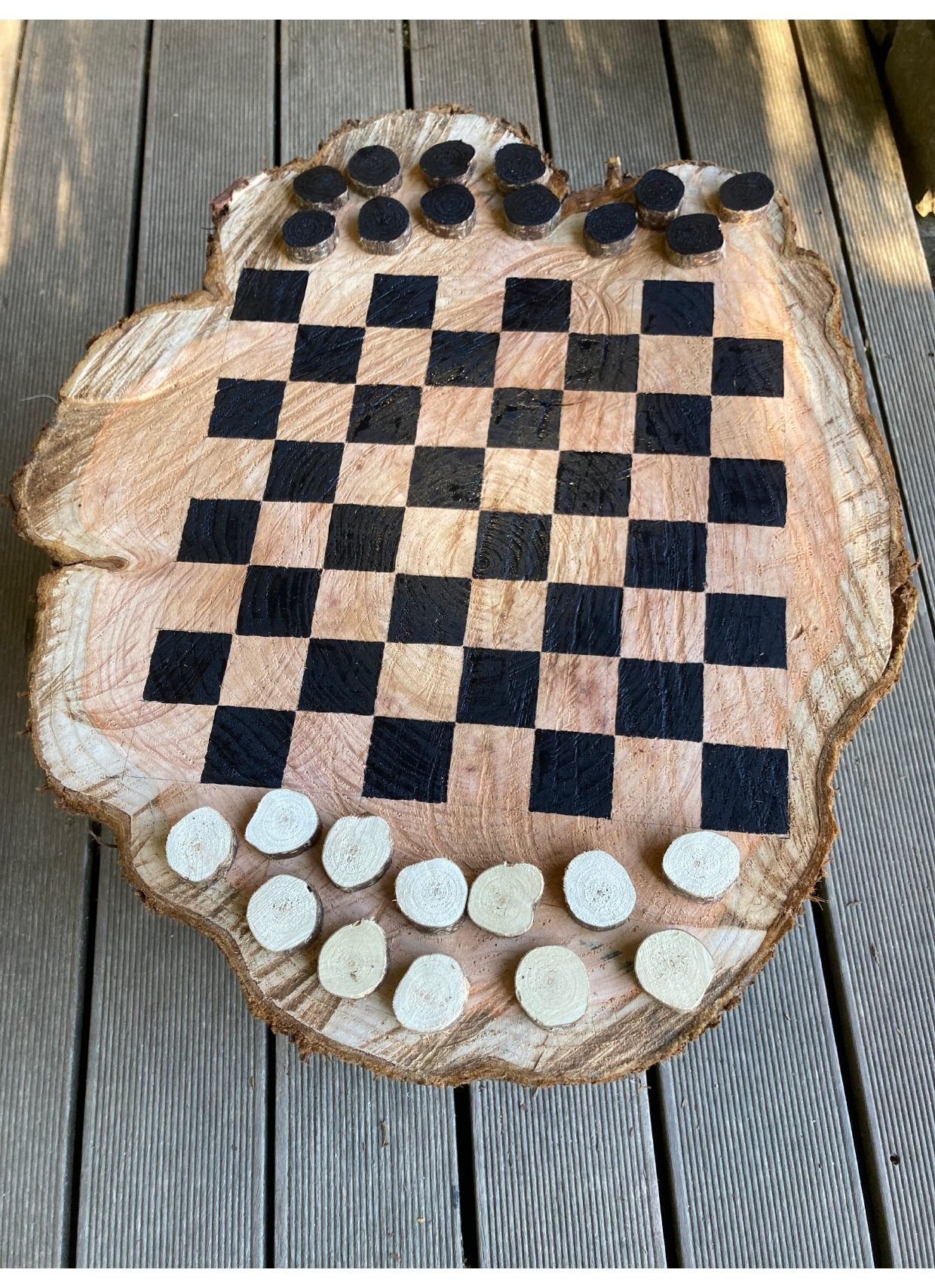 Jeu de dames sur tronc d'arbre